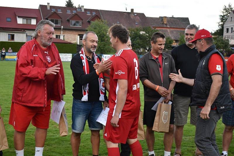 Slavnostní poděkování bývalým reprezentantům TJ Sokol proběhlo v poločasové přestávce zápasu proti Stříbru.