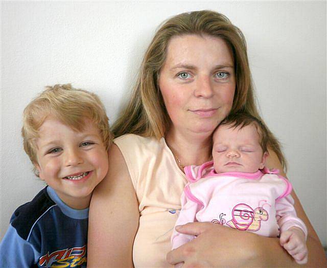 Simona Mudrová z Radnic si na sále rokycanské porodnice poprvé zakřičela   4. června. Malá Simonka vážila při narození 3 050 gramů a měřila rovných 50 cm.  