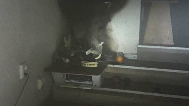 Požár na Malém náměstí v Rokycanech vznikl od svíčky v provozovně firmy