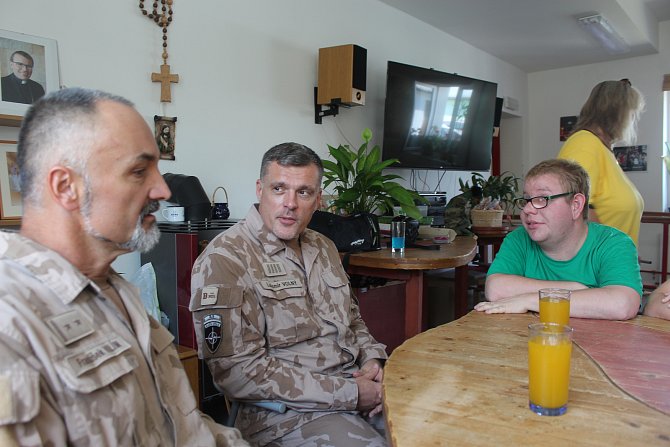 Návštěva vojáků sloužících v Afgánistánu potěšila klienty rokycanské Pohodičky