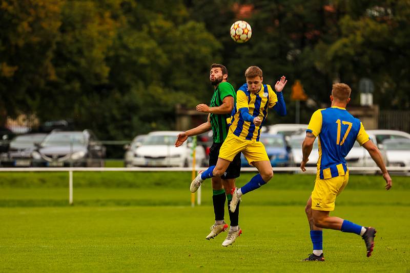 Fotbalisté FC Rokycany (na archivním snímku hráči v zelenočerných dresech) remizovali ve středeční dohrávce 3. kola FORTUNA divize A s Aritmou Praha 2:2.