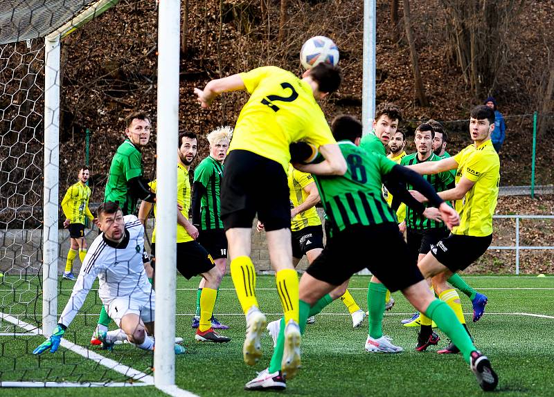 Fotbalisté divizního FC Rokycany (na archivním snímku hráči v zelených dresech) prohráli své přípravné utkání na novou sezonu. S Kladnem padli 2:4.