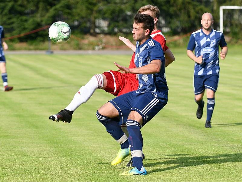 Fotbalisté Slavoje Mýto (na archivním snímku hráči v modrých dresech ze zápasu s Petřínem) vyhráli v neděli na půdě Vejprnic 4:0.