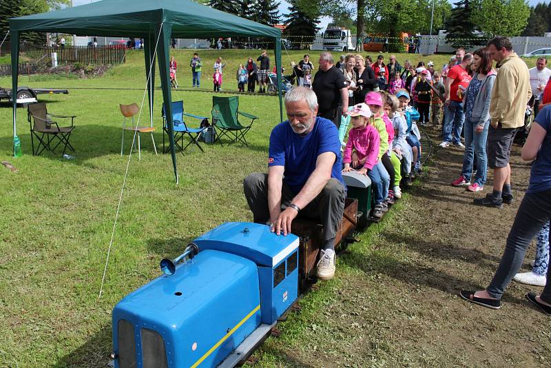 Davy návštěvníků zavítaly v sobotu do Holoubkova na festival páry. Vedle lokomotivy byly k vidění i desítky dalších strojů.