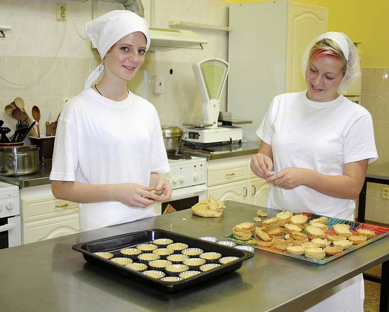 Marie Kozáková a Magdalena Grublová z oboru kuchař - číšník pod vedením Dagmar Kfelířové vytvořily slavnostní tabule. 