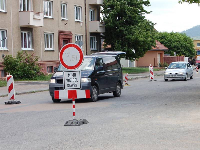 Pohyb motoristů po Rokycanech komplikuje rekonstrukce jedné z  tepen – ulice B. Němcové. Ačkoli je už dlouho potřebná, v souvislosti s dalšími uzavírkami ztěžuje řidičům situaci.  
