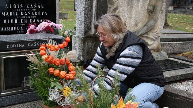 Stejně jako řada dalších lidí po celé republice i Marie Kašáková přišla v Rokycanech uctít památku svých předků a nazdobit místo jejich posledního odpočinku.