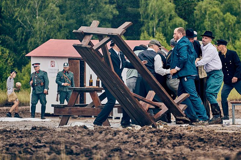 BAHNA – Den pozemního vojska v bývalém vojenském prostoru nedaleko Strašic na Rokycansku přilákal tisíce příznivců armády, IZS i vojenské historie. V ukázkách byly k vidění bojová vozidla Pandur a Iveco, samohybné houfnice či tanky T-72M4 a T-72M1.