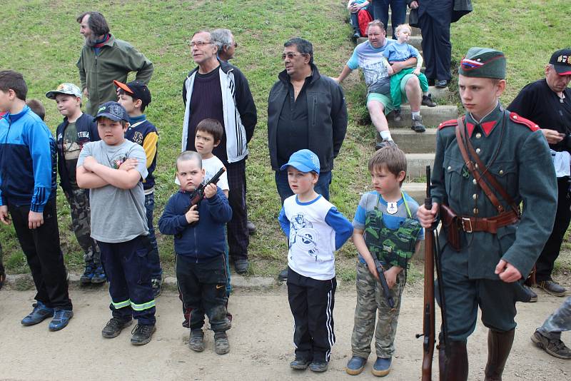 Dopoledne představitelé města uctili památku padlých ve II. světové válce u několika pomníků a desek. Ve třináct hodin pak začínal v Muzeu na demarkační čáře atraktivní program a zájem veřejnosti nejlépe dokládaly stovky aut na přilehlých parkovištích.