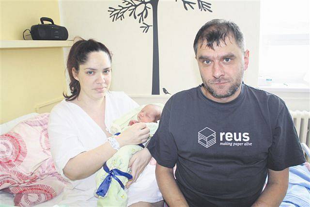   Ondřej DOSTAL z Plzně se na sále rokycanské porodnice narodil 25. března ve 12 hodin a 51 minut. Rodiče Petra a František věděli dopředu, že jim napoprvé čáp přinese malého chlapečka. Malý Ondra vážil při narození 3010 gramů, měřil 48 cm.