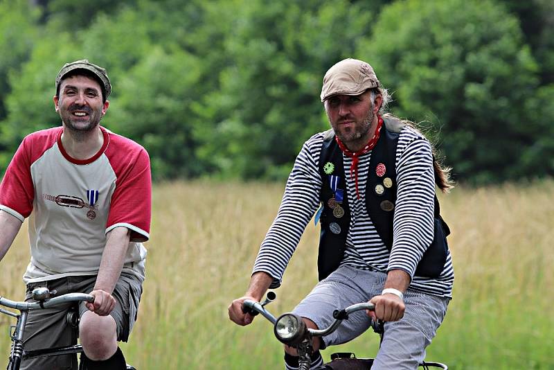 Sraz příznivců a majitelů historických bicyklů se konal v obci u Rokycan