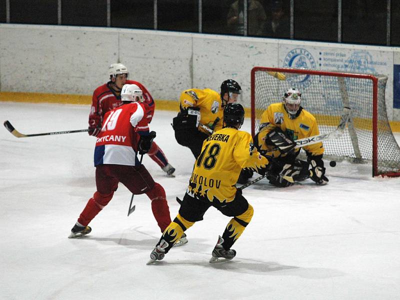 Střela rokycanského Vladimíra Bednáře (19) ve 20. minutě I. třetiny byla sražena sokolovskou obranou (vpravo 18 - Ladislav Veverka), takže brankáře Závorku neohrozila.