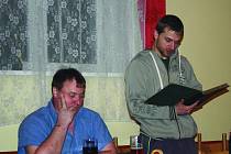Václav Hudec (na snímku vpravo) podrobně shrnul rok 2011. Vedle něho naslouchá výčet starosta hasičů Pavel Sadovský. 