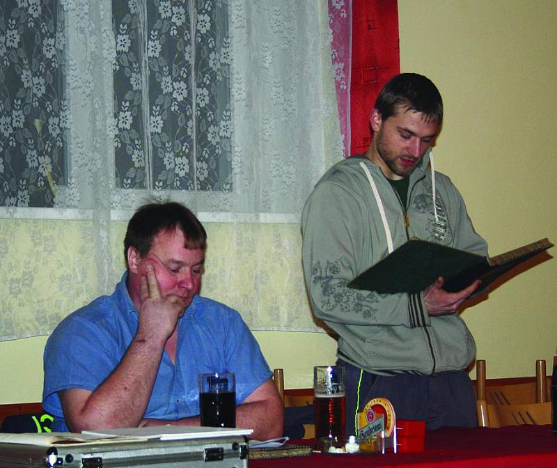 Václav Hudec (na snímku vpravo) podrobně shrnul rok 2011. Vedle něho naslouchá výčet starosta hasičů Pavel Sadovský. 