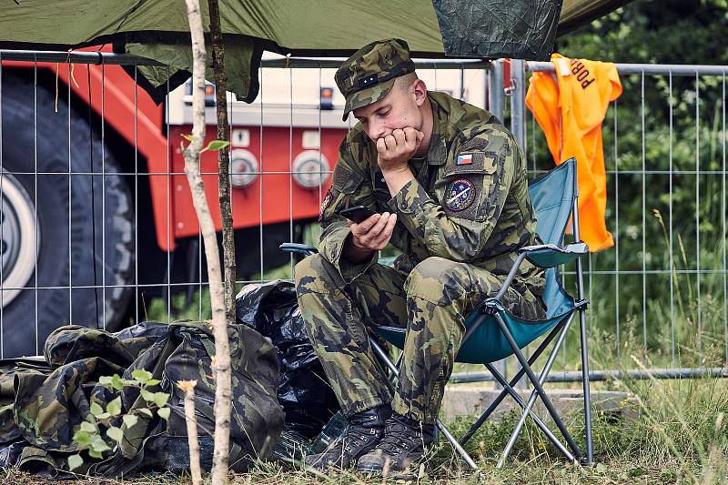 BAHNA – Den pozemního vojska v bývalém vojenském prostoru nedaleko Strašic na Rokycansku přilákal tisíce příznivců armády, IZS i vojenské historie. V ukázkách byly k vidění bojová vozidla Pandur a Iveco, samohybné houfnice či tanky T-72M4 a T-72M1.