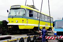 Na třicet metrů kolejí, pro ni postavených, vyjela ve strašickém Muzeu dopravy tramvaj T3. Transport z Plzně nebyl snadný.