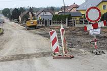 Půlroční obří rekonstrukce silnice pokračuje