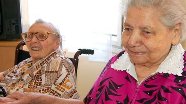 Anastázie Plesková (vpravo) oslavila 102 let.