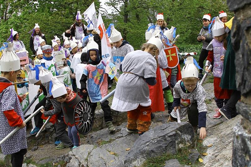 Boj dětí z rokycanské Pohádky o poklad nad Starým Plzencem skončil smírně.