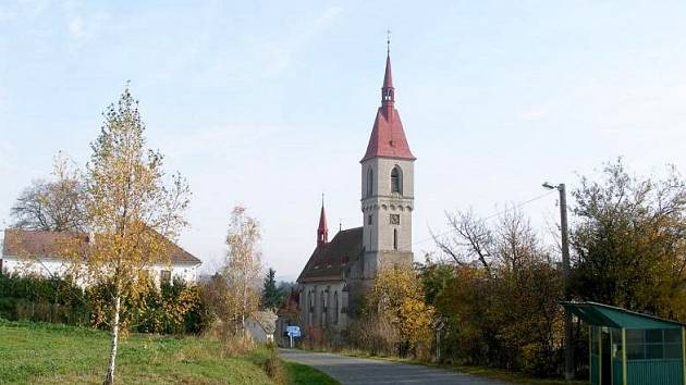 Kostel v obci Mešno (ilustrační fotografie)