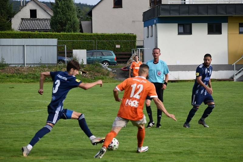 Fotbalisté TJ Slavoj Mýto (na archivních snímcích hráči v modrých dresech) porazili divizní Tochovice 3:1.