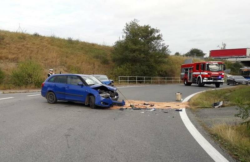 Vážná nehoda komplikovala provoz u nájezdu na dálnici