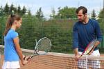 Více než dvacet účastníků tenisového kempu v Mýtě si zatrénovalo s Radkem Štěpánkem.