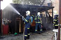 Tři jednotky hasičů vyjely v úterý do Mirošova k požáru kůlny.