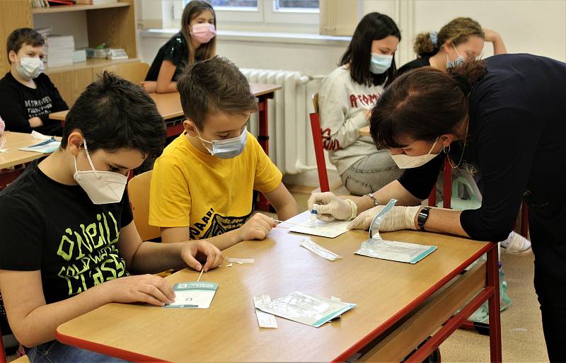 Také ve čtvrtek musí kluci a děvčata zvládnout testování.