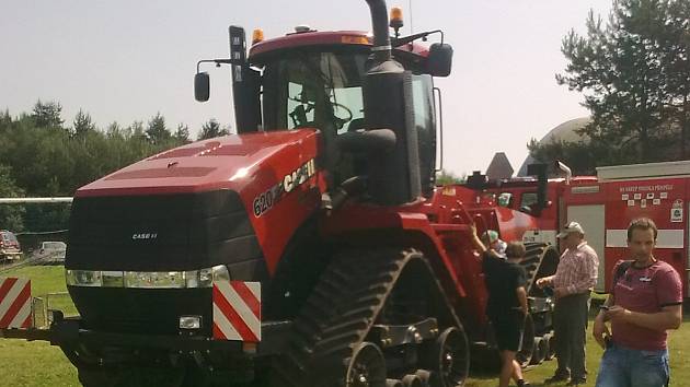 VE LHOTCE závodily v horké sobotě tovární i podomácku vyrobené traktory a jiné stroje.