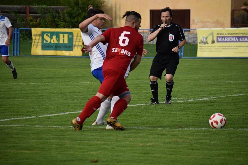 Fotbalisté TJ Sokol Radnice (červení).