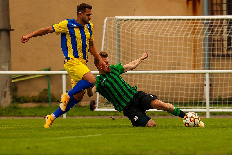 Fotbalisté FC Rokycany (na archivním snímku hráči v zelenočerných dresech) remizovali ve středeční dohrávce 3. kola FORTUNA divize A s Aritmou Praha 2:2.