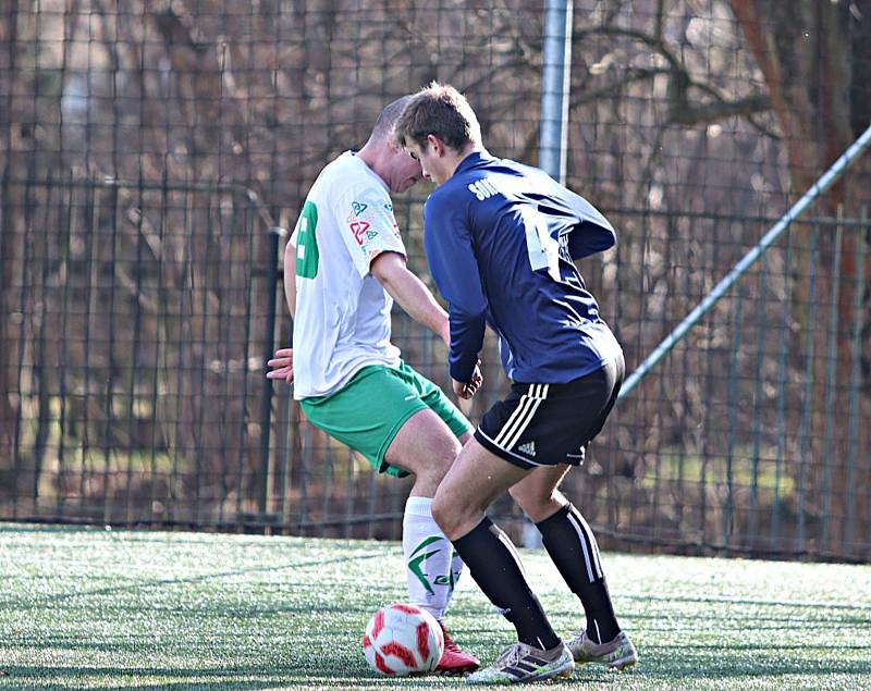 Při jarní premiéře krajské 1. B třídy musely Radnice B na umělku do Rokycan. Podlehly tu Mladoticím 1:5. Foto Jaroslav Kreisinger