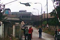 Dvě helikoptéry musely přiletět na pomoc do areálu hrádeckých železáren. Po čtvrtečním výbuchu ve fabrice odvážely před šestnáctou hodinou popálené dělníky do pražských specializovaných nemocnic.