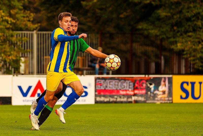 Fotbalisté FC Rokycany (na archivním snímku hráči v zelenočerných dresech) remizovali ve středeční dohrávce 3. kola FORTUNA divize A s Aritmou Praha 2:2.