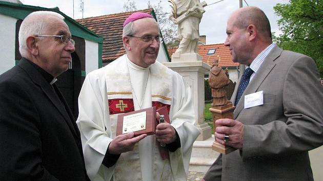 Odhalení nové sochy sv. Jana Nepomuckého se v sobotu zúčastnil  také plzeňský biskup František Radkovský (uprostřed), doprovázený plzeňským děkanem Emilem Soukupem. 