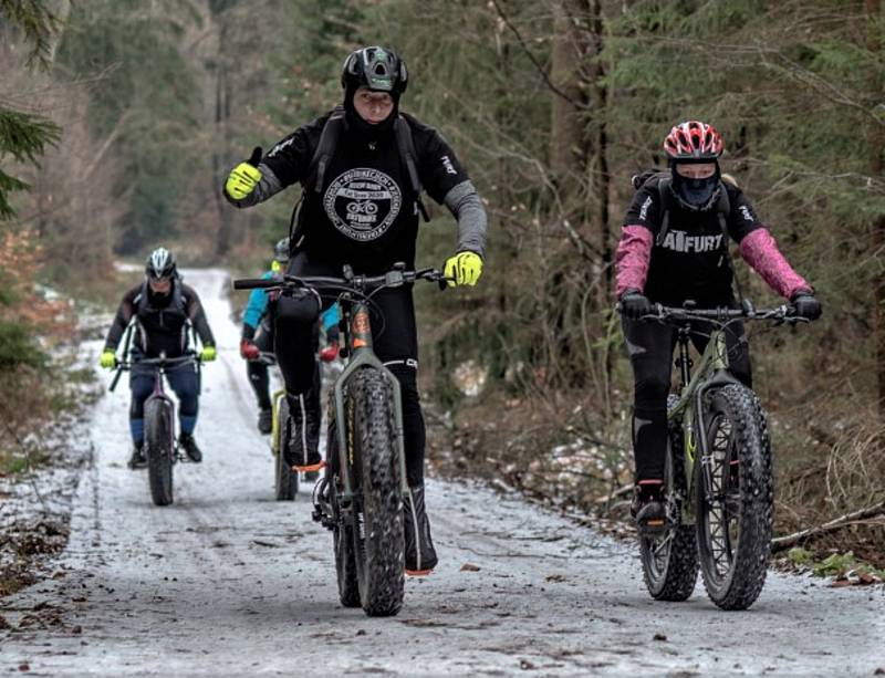 Jedenáct účastníků jízdy na ´tlustých´ kolech se v roce 2020 vydalo ze Strašic do Brd. Zvládli téměř devadesát kilometrů.