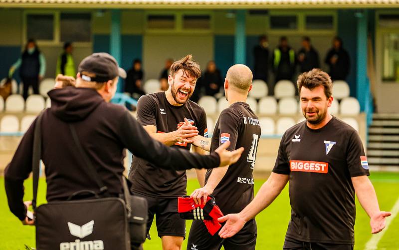 18. kolo I. B třídy, skupina C: Slovan Plzeň - Volduchy (černí) 1:4.