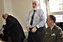 Martin Duda (v uniformě) s oběma obhájci při úterním líčení u soudu v Rokycanech.