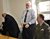 Martin Duda (v uniformě) s oběma obhájci při úterním líčení u soudu v Rokycanech.