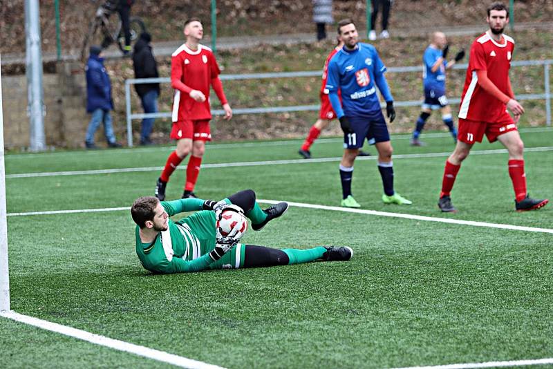 Fotbalisté TJ Sokol Radnice (v červeném) statečně vzdorovali vedoucímu Tachovu.