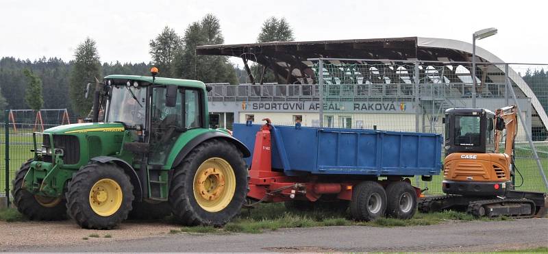 V obci u Rokycan byla dokončena pumptracková dráha a instalována obří trampolína, negativně tady vnímají kamionovou dopravu.