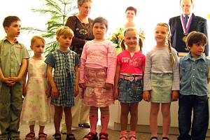 Zasedací síň holoubkovského obecního úřadu patřila v sobotu slavnostnímu vítání občánků a oceňování zasloužilých dárců krve. Představily se i děti z mateřinky. 