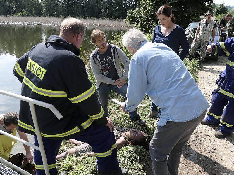 Snímky z natáčení poslední čtvrté řady Policie Modrava. Točilo se na hřbitově ve Velharticích, hradě Rabí, na sušickém Svatoboru, u Annína, ve sklářském muzeu v Rajsku, hřbitovním kostele v Kašperských Horách, Nemilkově, Švihově i jinde.