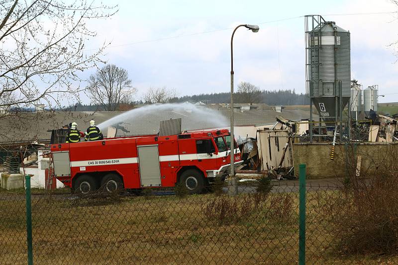 Následky a dohašování požáru porodny selat ve Vítání u Kladrub na Rokycansku.