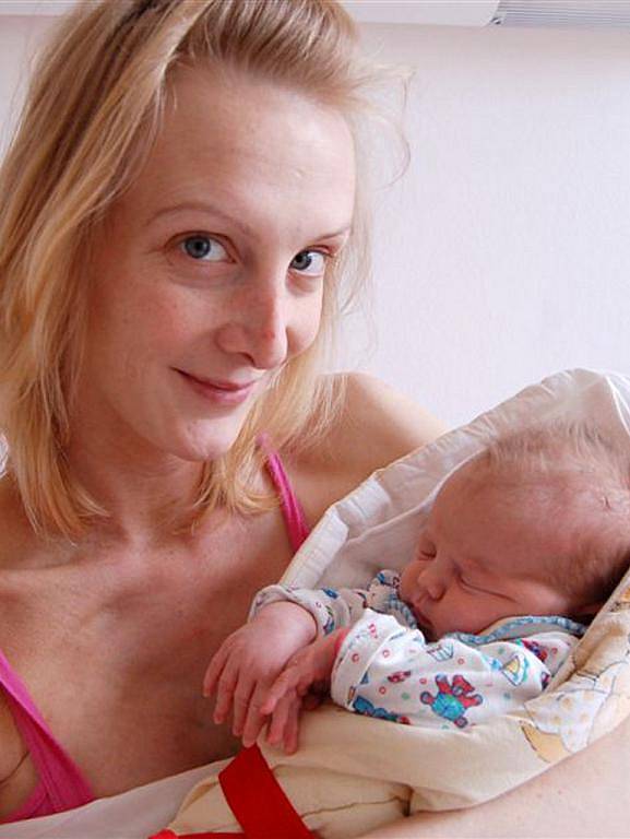 Amber HUBKOVÁ ze Stříbra bude mít ve svém rodném listě datum narození 31. března. Narodila se v 16.45 hodin. Manželé Lenka a Jan věděli dopředu, že jejich první dítě bude holčička. Amber vážila 3500 gramů, měřila 50 cm.