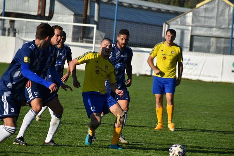 Fotbalisté TJ Slavoj Mýto (na archivních snímcích hráči v modrých dresech) porazili divizní Tochovice 3:1.