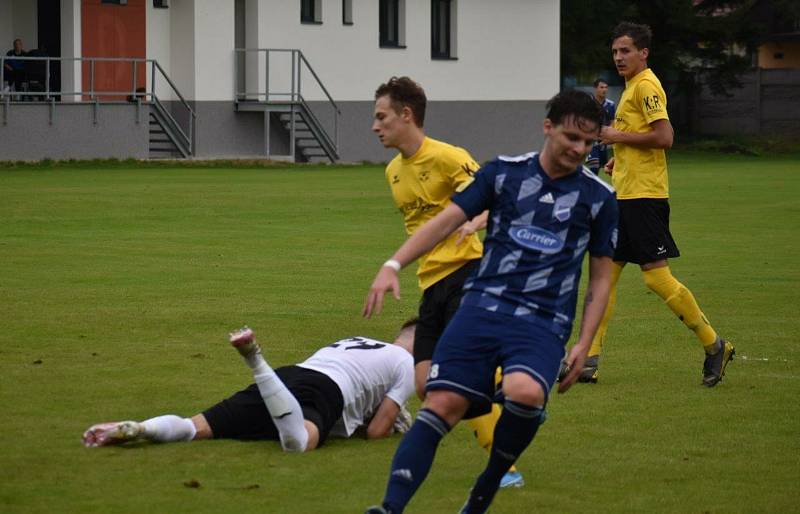 Fotbalisté TJ Slavoj Mýto (na archivních snímcích hráči v modrých dresech) porazili divizní Tochovice 3:1.