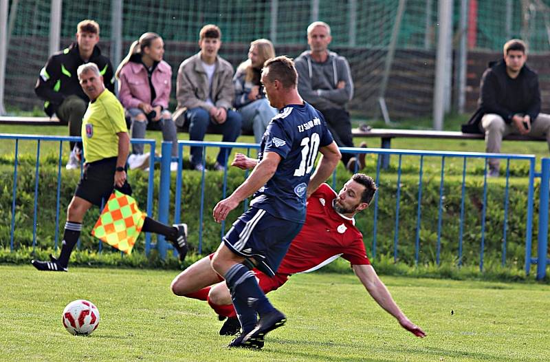 Fotbalisté TJ Sokol Radnice (na snímku hráči v červeném).