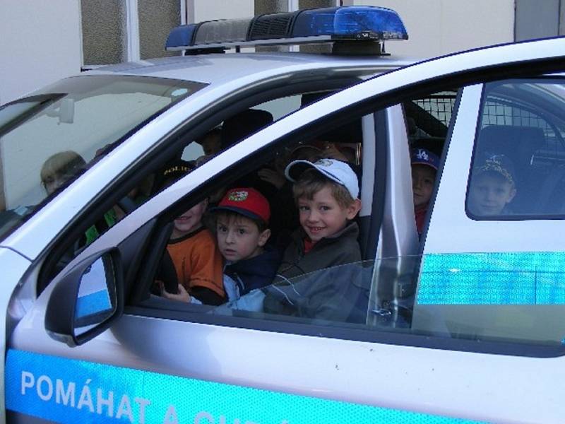 Předškoláci z mateřinky Janov si mimo jiné prohlédli služební vůz i jeho vybavení.
